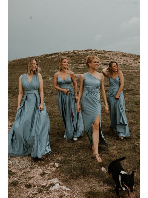 Sivomodré šaty s odhaleným chrbtom.