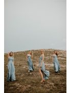 Sivomodré šaty s odhaleným chrbtom.