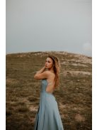 Sivomodré šaty s odhaleným chrbtom.