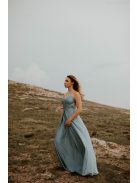 Sivomodré šaty s odhaleným chrbtom.