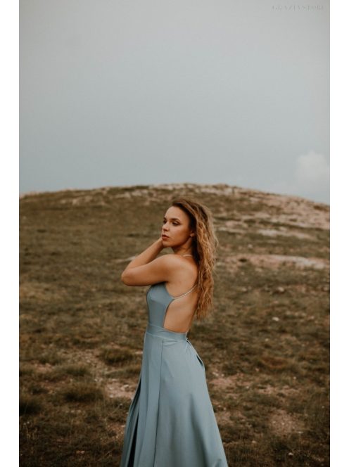 Sivomodré šaty s odhaleným chrbtom.