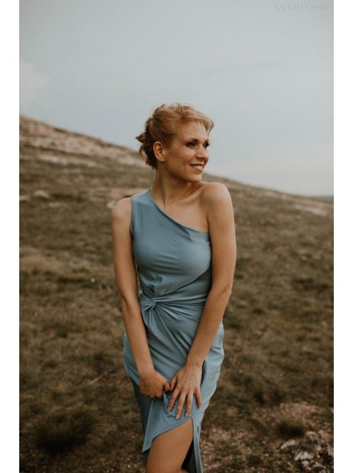 Sivomodré priliehavé šaty s uzlíkovým detailom. 