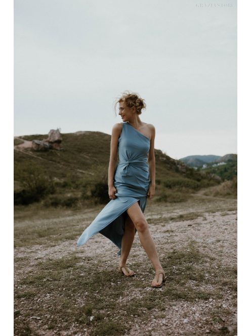 Sivomodré priliehavé šaty s uzlíkovým detailom. 