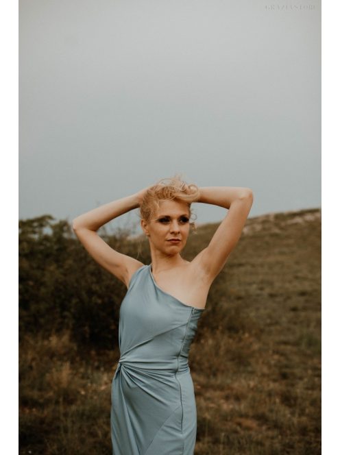 Sivomodré priliehavé šaty s uzlíkovým detailom. 