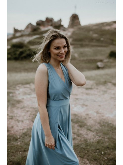 Sivomodré maxi šaty s preloženým dekoltom. 