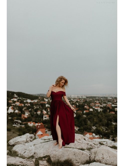 Bordové šaty s výstrihom v tvare srdca