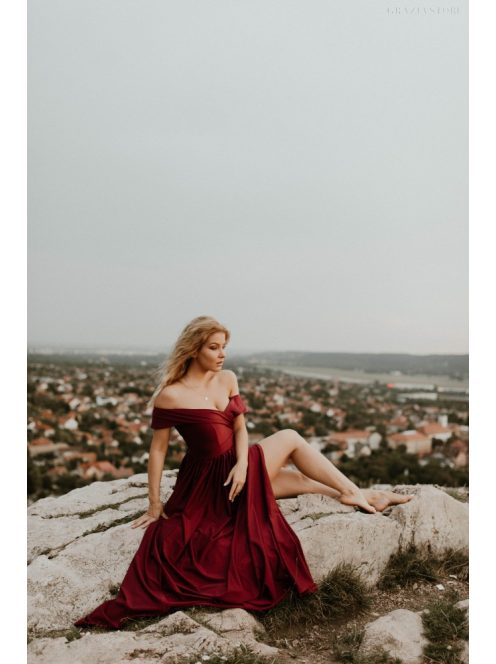 Bordové šaty s výstrihom v tvare srdca