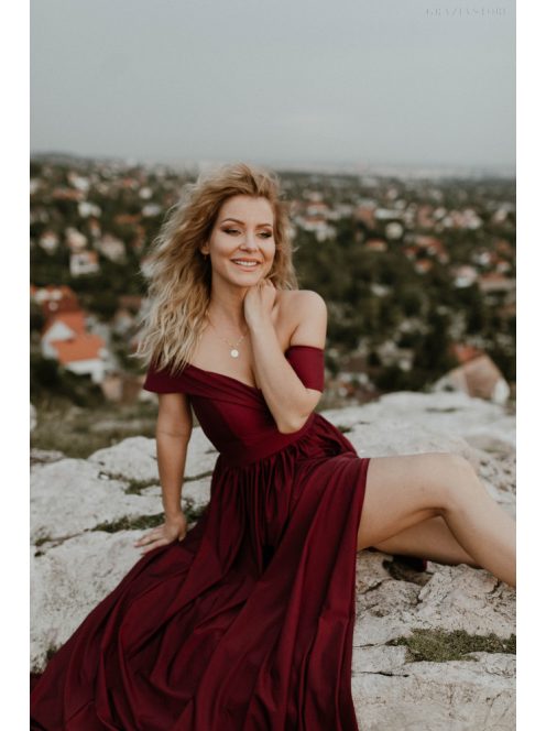 Bordové šaty s výstrihom v tvare srdca