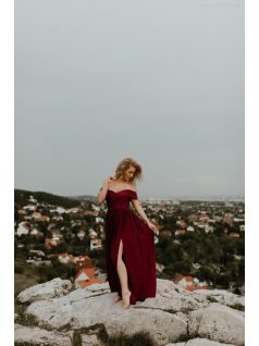 Bordové šaty s výstrihom v tvare srdca