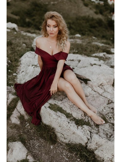 Bordové šaty s výstrihom v tvare srdca