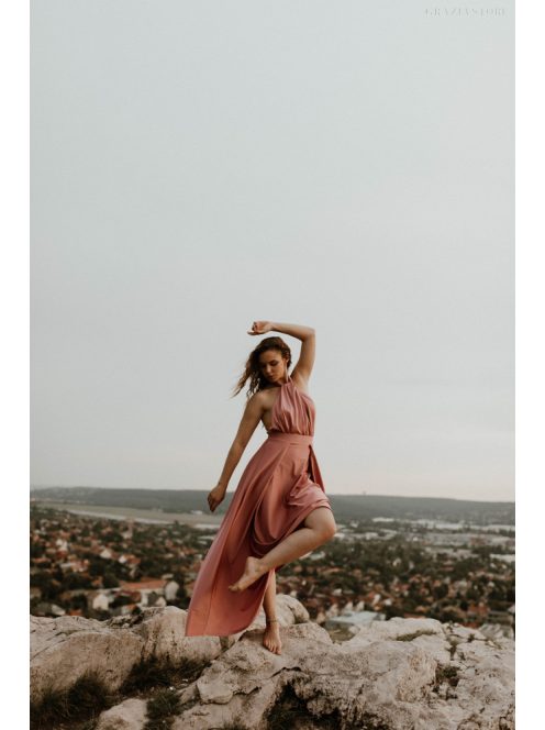 Staroružové maxi šaty vpredu s uzlíkovým detailom. 