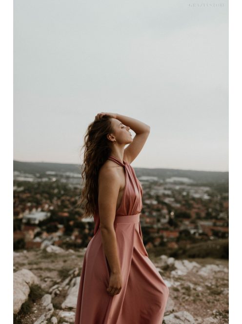 Staroružové maxi šaty vpredu s uzlíkovým detailom. 