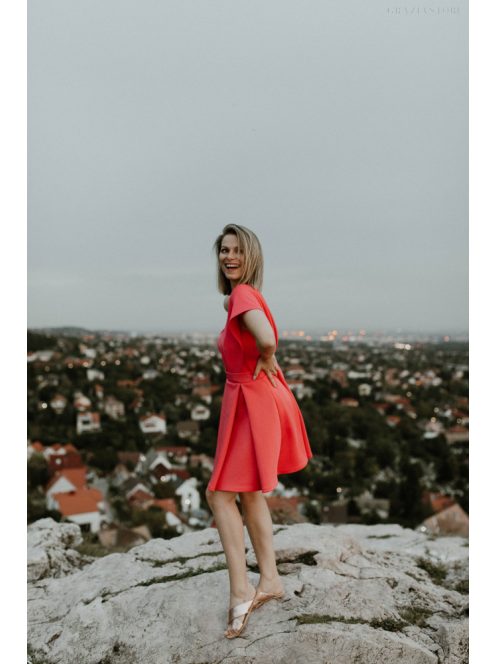Jedinečné mini šaty koralovej farby 