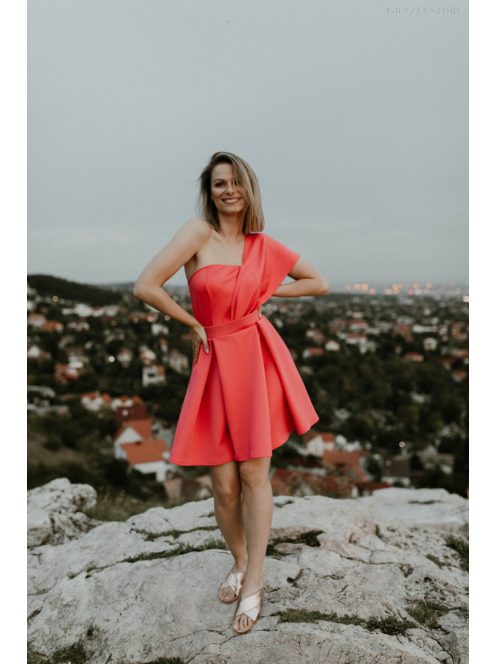 Jedinečné mini šaty koralovej farby 