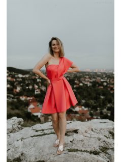 Jedinečné mini šaty koralovej farby 