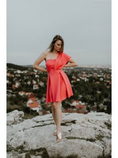 Jedinečné mini šaty koralovej farby 