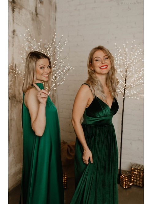 Zelené velúrové šaty s výstrihom do V