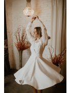 Krátke šaty vo farbe ecru s organzovými rukávmi