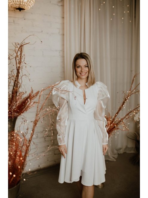 Krátke šaty vo farbe ecru s organzovými rukávmi