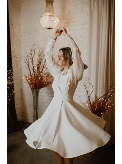 Krátke šaty vo farbe ecru s organzovými rukávmi