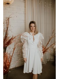 Krátke šaty vo farbe ecru s organzovými rukávmi