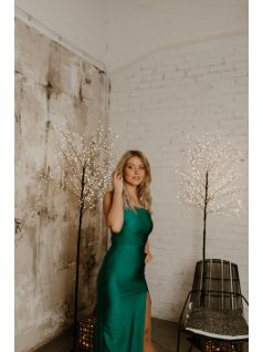 Zelené obtiahnuté maxi šaty.