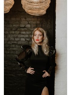 Čierne maxi šaty s organzovými rukávmi