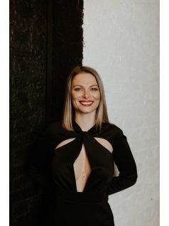 Čierne priliehavé midi so špeciálnym výstrihom