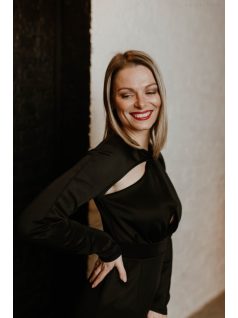 Čierne priliehavé midi so špeciálnym výstrihom