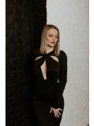 Čierne priliehavé midi so špeciálnym výstrihom