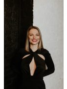 Čierne priliehavé midi so špeciálnym výstrihom
