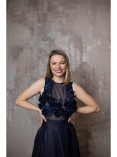   Tmavomodré maxi šaty s koženým efektom a 3D čipkovaným topom