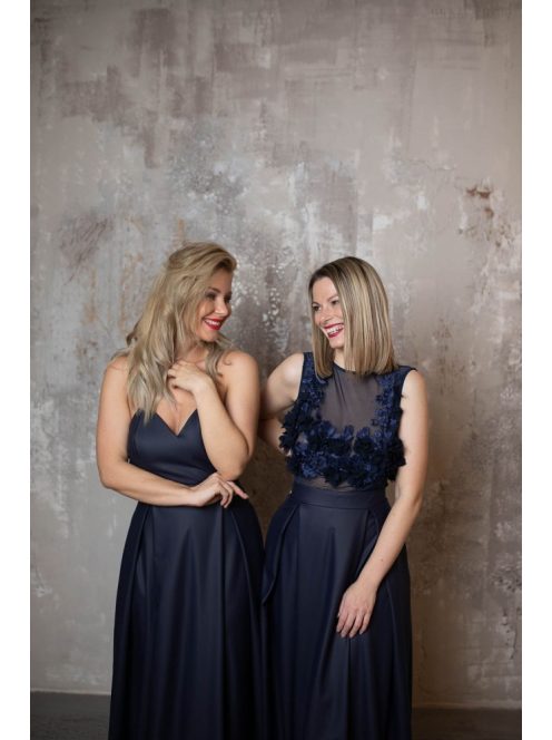 Tmavomodré maxi šaty s koženým efektom a tenkými krížovými ramienkami na chrbte