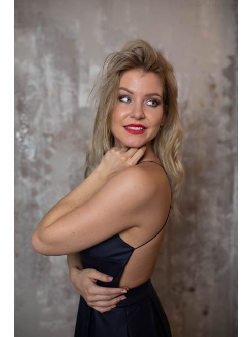 Tmavomodré maxi šaty s koženým efektom a tenkými krížovými ramienkami na chrbte