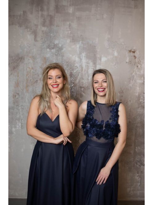 Tmavomodré maxi šaty s koženým efektom a tenkými krížovými ramienkami na chrbte