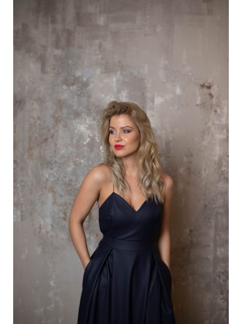 Tmavomodré maxi šaty s koženým efektom a tenkými krížovými ramienkami na chrbte