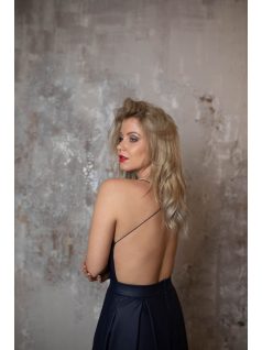   Tmavomodré maxi šaty s koženým efektom a tenkými krížovými ramienkami na chrbte