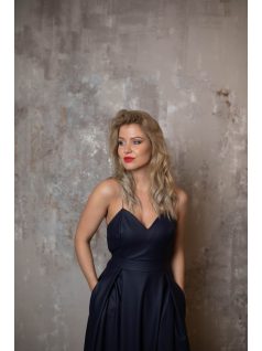   Tmavomodré maxi šaty s koženým efektom a tenkými krížovými ramienkami na chrbte