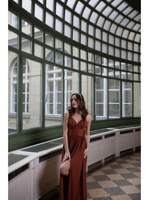 Maxi šaty s výstrihom do V - hrdzavohnedé