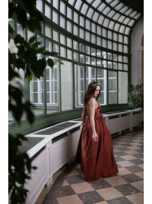 Maxi šaty s výstrihom do V - hrdzavohnedé