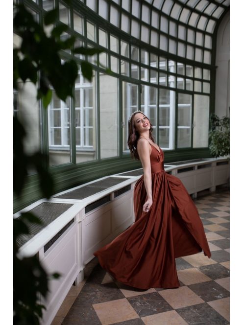 Maxi šaty s výstrihom do V - hrdzavohnedé