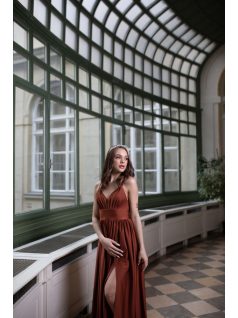 Maxi šaty s výstrihom do V - hrdzavohnedé