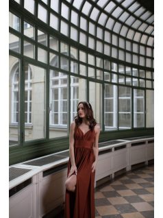 Maxi šaty s výstrihom do V - hrdzavohnedé