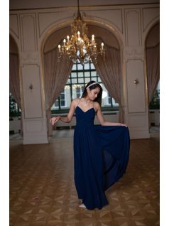  Tmavomodré maxi šaty bez chrbtovej časti