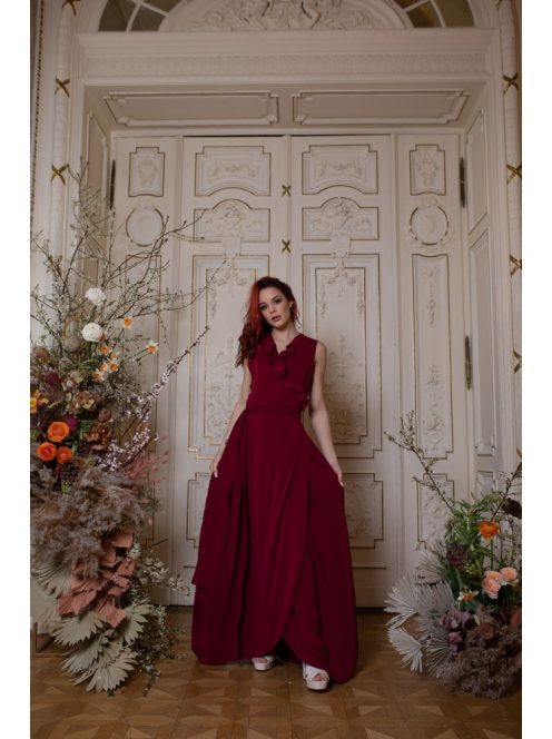 Bordové šaty s preloženým dekoltom. 
