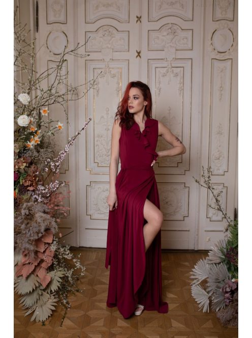 Bordové šaty s preloženým dekoltom. 