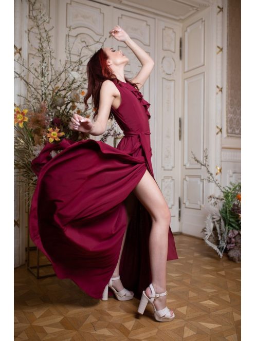 Bordové šaty s preloženým dekoltom. 