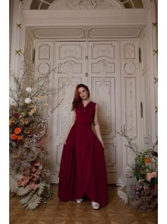 Bordové šaty s preloženým dekoltom. 