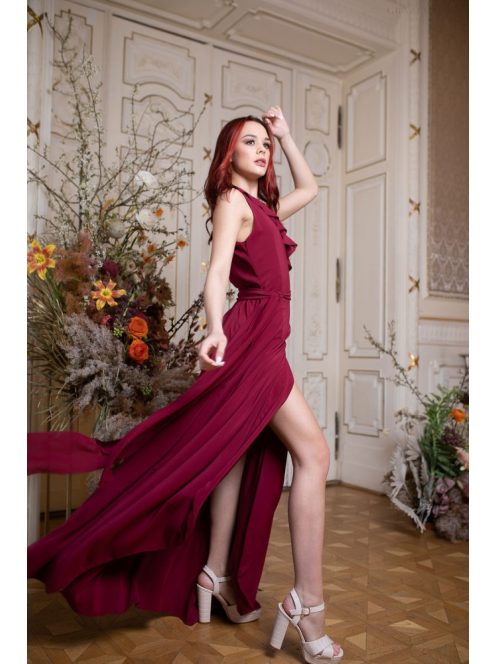 Bordové šaty s preloženým dekoltom. 