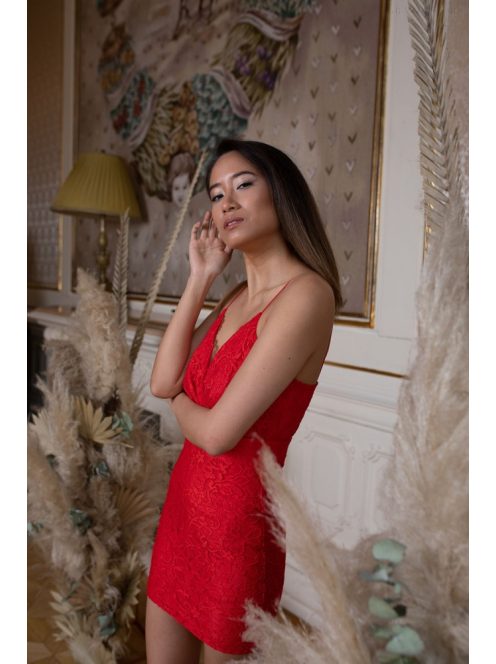 Priliehavé čipkované minišaty - červené